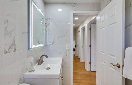 Modern Kirkland Home with Sauna and Outdoor Fireplace - Foto 14