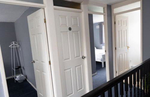 3 bed home sleeps 8 people located 1 min from train stop - Otley Terrace - Photo 24