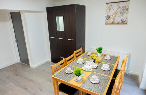 Beautiful Modern Home in London, Free Parking, Family Home, Sleeps 9, Close to Railway Station - Foto 8