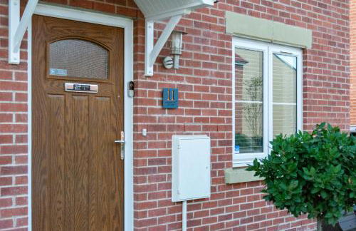 Stylish Innsworth home with garden & parking - Photo 23