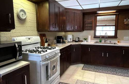 Entire Home in Buffalo - 6 Guests 3 Bedroom 1 Bath - Convenient Location - 25min to Niagara Falls - Foto 9