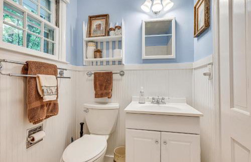 Becket Home with 3-Season Porch Walk to Lake Access - Foto 13