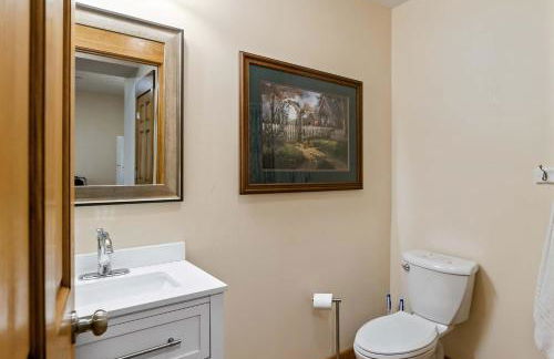 Impressive Dual Woods and Lake Homes That Sleep 32 - Foto 38