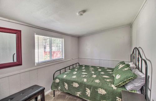 2 Mi to Rainbow Lake Woodsy Retreat with Deck! - Foto 11