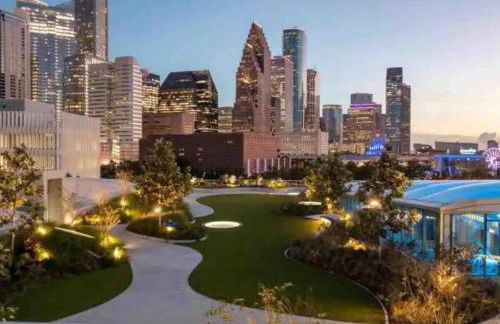 Modern Loft Unit with Patio at the Galleria - Foto 26