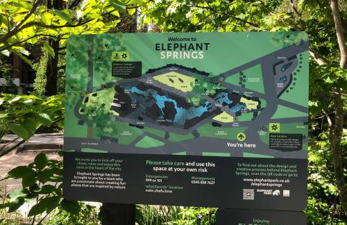 Cheerful 4 bedroom house with garden free parking - Photo 51