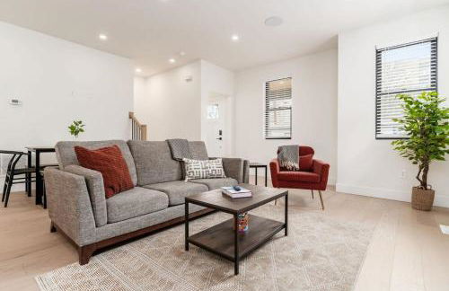 Luxury Escape 4BR 3 bath Oasis in Historic Old Town - Foto 27