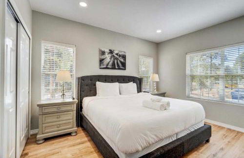 Luxury Retreat with Hot Tub Fire Pit & Forest Views - Foto 29