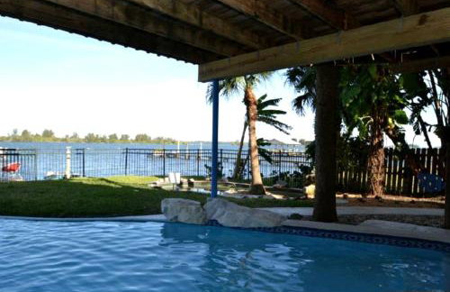 Beautifully Decorated Waterfront Chalet Rental in Grant, Florida - Photo 21