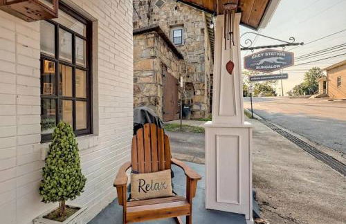 King Bed Bungalow Just Feet from Historic Main Street - Foto 26