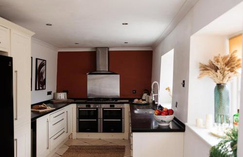 The Farmhouse with two hot tubs - Foto 28