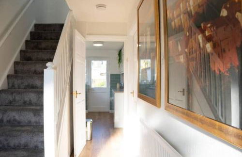 3 Bedroom home in Milton Keynes with Free Parking, WiFi and SKY TV - Foto 3