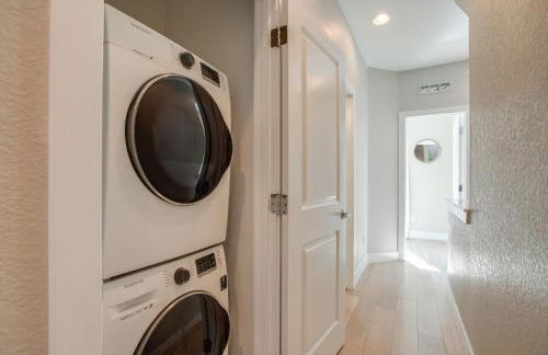 Rooftop Deck and Hot Tub Walkable Denver Townhome - Foto 12