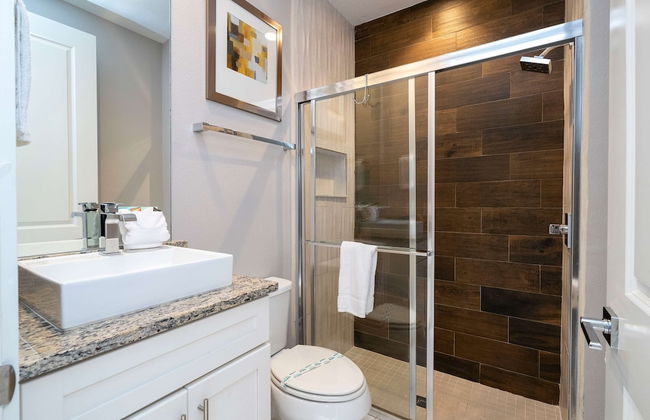 Modern Chic Home Mickey and Toy Story Rooms - Foto 25