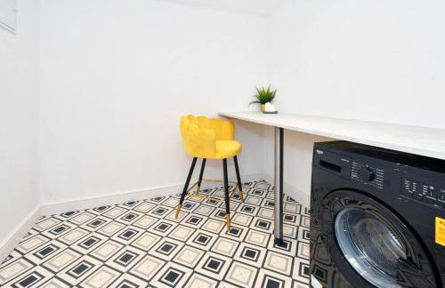 Elm House by YourStays - Lovely home in Cheshire, quiet residential street - Photo 24