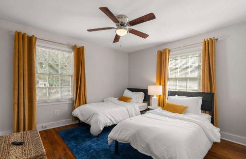 Cozy 4BR Home Pet Friendly Large Yard & Patio - Foto 34