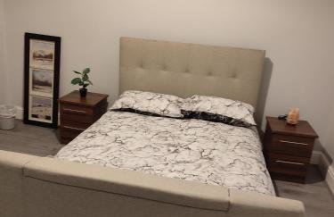 Newly Refurbished 2- Bed Stylish Home - Foto 30