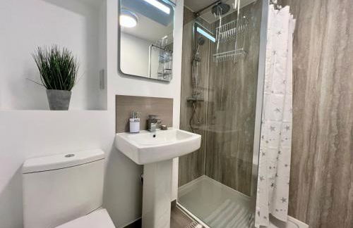 Borage House- Crawley,3BR House, Wifi, Parking, Close to Gatwick Airport, Contractor friendly, short and long term stays welcome - Foto 60