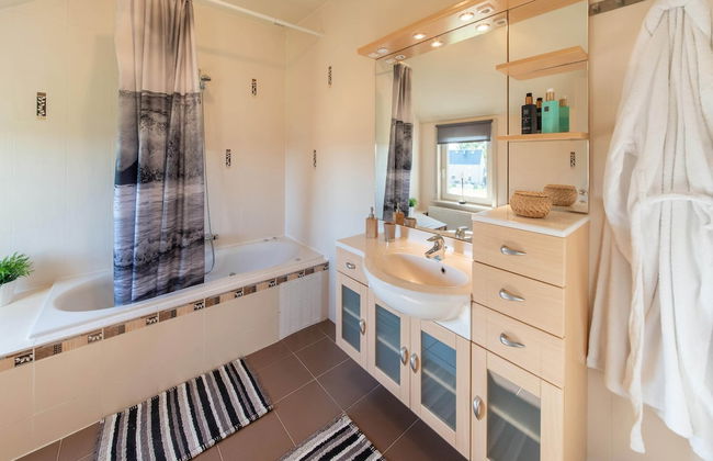 Detached House with Sauna & Hot Tub near Ski Resort & Nature Park - Photo 20