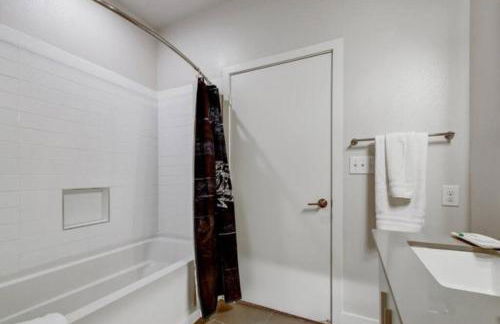 2BR Southtown Apartment FreeParking Wifi Pool Gym - Photo 26