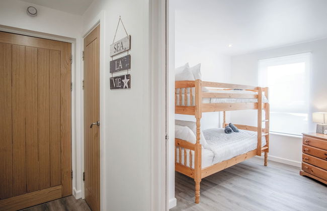 Beach View - 2 Bed Apartment - Llanelli - Photo 4