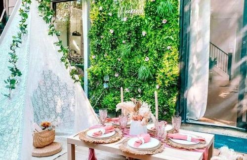 Black House - Downtown Elegance with HotTub and King Beds - Photo 25