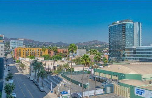 Hollywood Penthouse with Balcony & Pool View - Photo 50