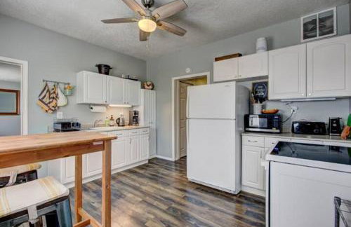 Red Bench Cottage Ideal location near parks, trails, skiing, hiking, biking, shopping extended stays welcome - Photo 8