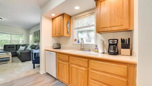 Walloon Lake Getaway with Fire Pit - Walk to Water! - Foto 5