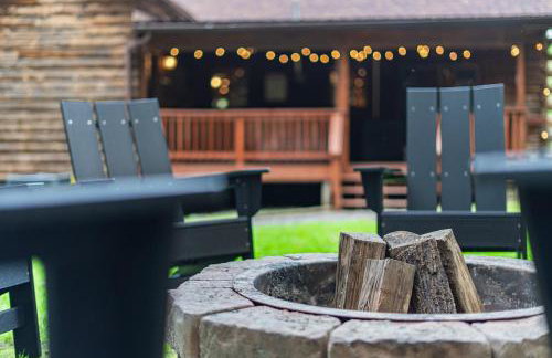 Log Cabin with Hot Tub, Game Room-10 min to NRG - Foto 33