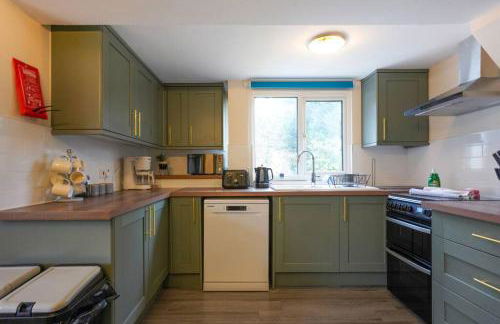 Orchard Bungalow - Sleeps 10 - Close to Town Centre - Free Parking, Pool Table, Fast Wi-Fi and Smart TV with Netflix by Yoko Property - Foto 9