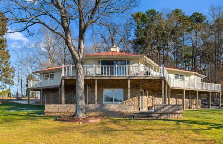 Pleasant Cove Waterfront Getaway With Fire Pit, Deck, and Lake Views - Foto 26