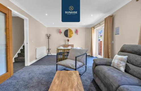 L1 - INVOICE and REDUCED PRICE only via SUNRISE SHORT LETS DUNDEE, Large 4 Bedroom House with 6 Beds and 3 bathrooms, TVs in each room, Free Parking, Fully Equipped, Local Amenities, Easy Ring Road Access, Special Rates and ONLY 9 Mins to STANNERGATE Port - Foto 2