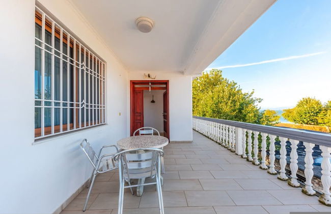 Authentic Lake View Apartment - Photo 24