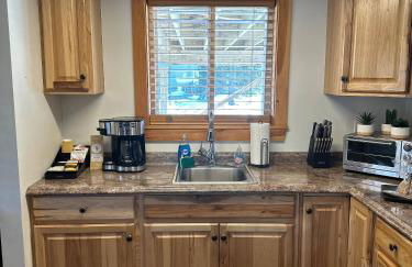 The Chalet - Spacious 7 bedroom near Sugarloaf, on Snowmobile and UTV trails, Hiking, Golf and Flagstaff Lake across the street - Foto 31