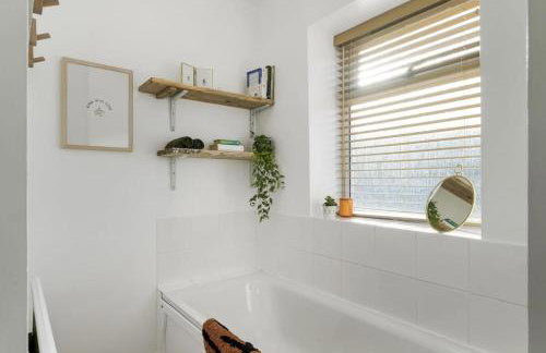 Bright Apartment w Parking & Distant Sea Views - Foto 20