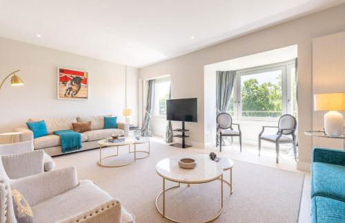 Spectacular 2-Bedroom Apartment with Stunning Retiro Park Views In the Heart of Barrio Salamanca - Photo 4