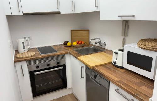 Marbella Beachside Apartment - 1 Min Walk to beach - Photo 9