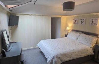 Modern and spacious 2 bedroom apartment with free parking - Photo 16