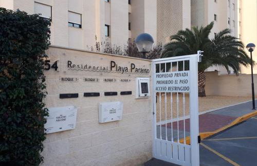 Top-Floor Beachfront Apartment with Parking, Pool, & Spacious Sea-View Balcony - Photo 16