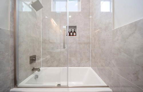 Luxury 3BR Condo | Mins to Manhattan - Foto 45