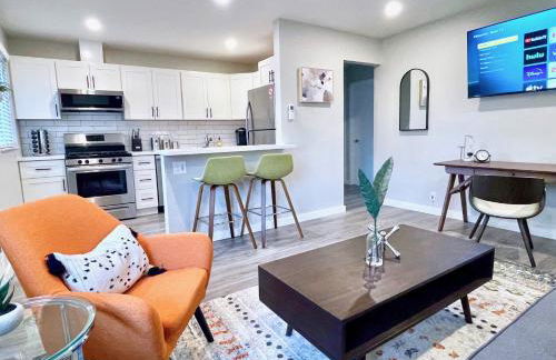 Bright Top Floor-King Bed-Parking-Fast Wi-Fi - Foto 31