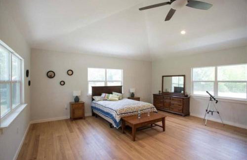 2 Large Bedrooms Open Living Peaceful - Photo 5