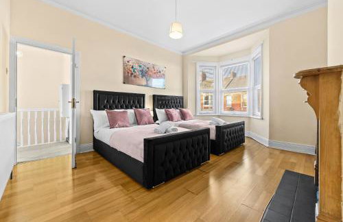 3 Bedrooms Elegant Homely House, Sleeps 6 Comfortably with 4 Double Beds, Newcastle, Free Street Parking, Business Travellers, Contractors, & Holiday Goers, Near all Major Transport Links in Newcastle & City Centre - Foto 8