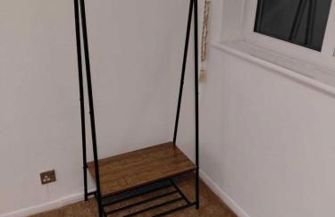 Spacious 4BR Reading House - Sleeps 8 - Free Parking - Photo 14