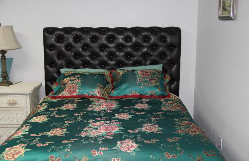 Roomy 2 bedroom 1 bath with private entrance, with fenced yard, and sports court - Foto 9