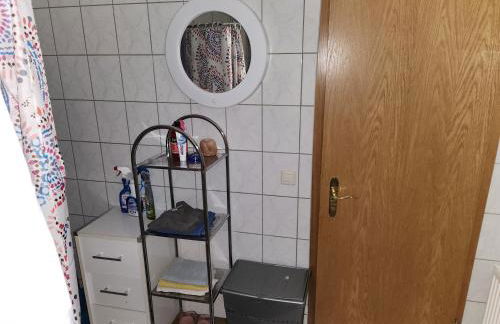 Halle, TOP -PREISE, große 79 qm SD FeWo, EG, wahlweise mit 1- 3 DZ, inklusiv TV Lounge, Küche, Bad WC Einfach und gut, Langzeitmieter VB Preise - Foto 9