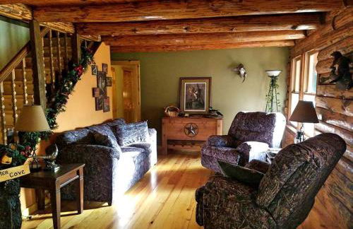 Charming Log Cabin Getaway with Private Hot Tub near Decatur, Illinois - Foto 15