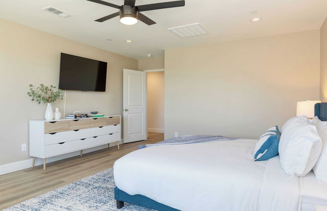 Desert Eden by Avantstay 6BR w/ Ensuite Backyard Oasis w/ Pool & Hot Tub! - Foto 2