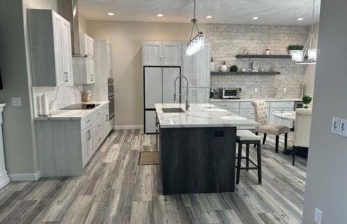 Beautiful New construction home - New Pool & Spa! - Foto 8